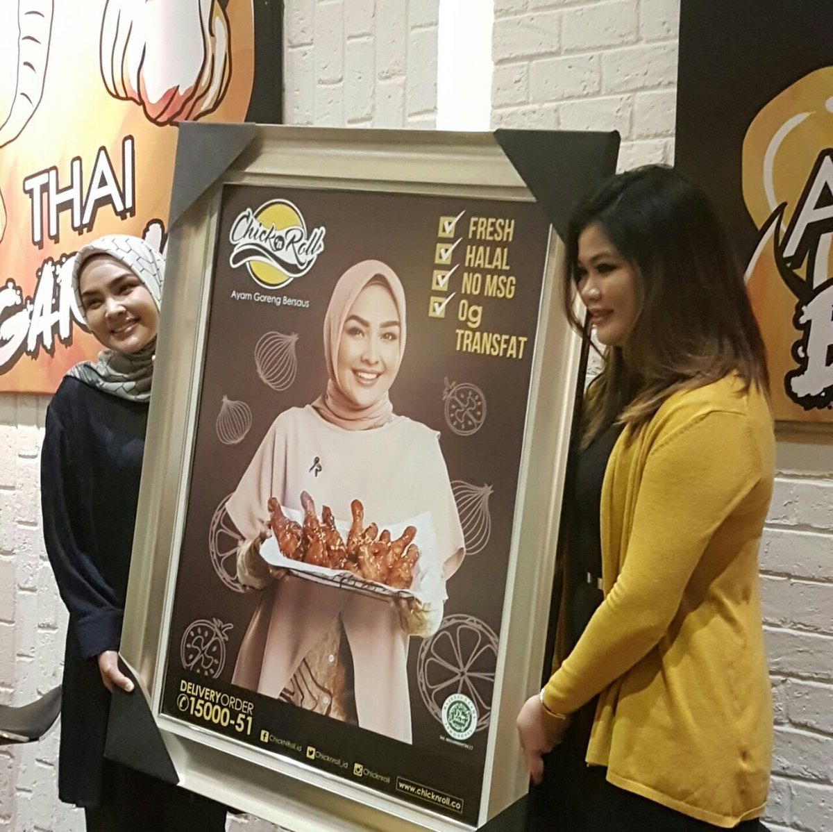 Pada preskon ini, <a href="/chicknroll_id/">chicknroll</a> jg mengenalkan desainer @riaMiranda sbg brand ambassador resto ayam fast casual milik <a href="/msurjaputra/">Michelle Surjaputra</a> ini.