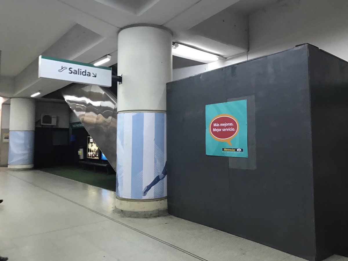 Jesschorni's tweet photo. @BA147 la escalera mecanica de subte D de jose hernandez sigue sin andar... hace tiempo... cuando se va a arreglar?! Gracias! https://t.co/bCnMz62QLs