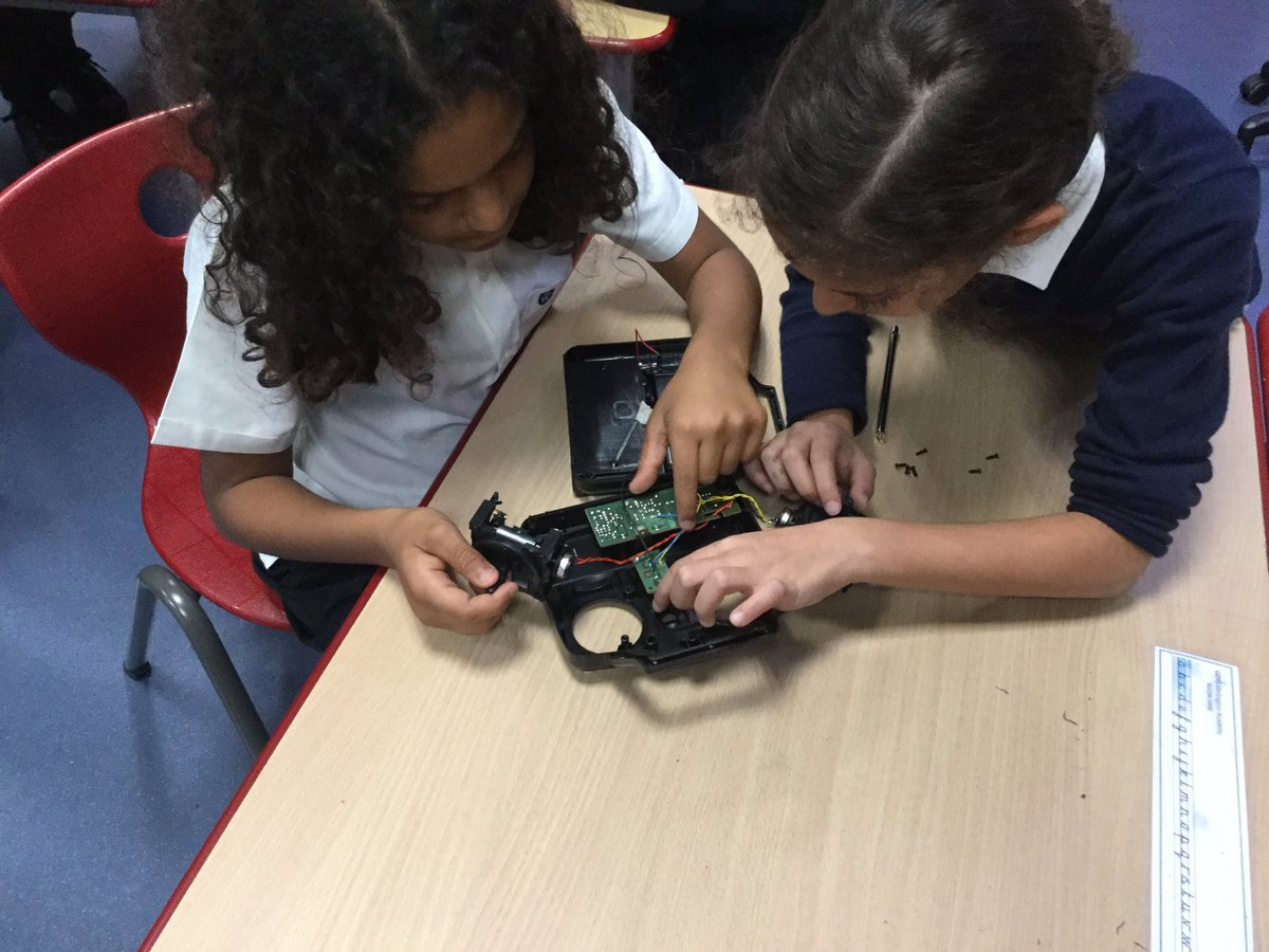 WSO_Year4's tweet photo. 4I exploring the features of electrical appliances in Science! https://t.co/73YqNdZk0F