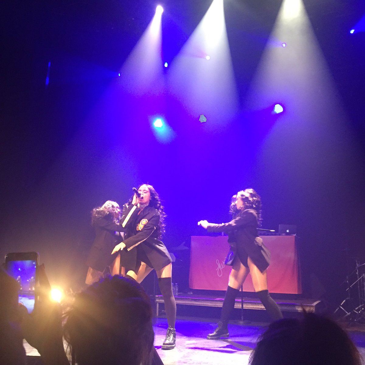 shaberahman's tweet photo. that was such a beautiful night im so happy fucking ,, thank you to the queen herself #SSSTOUR 👏🏼🔥 https://t.co/NQ41cSBXzM