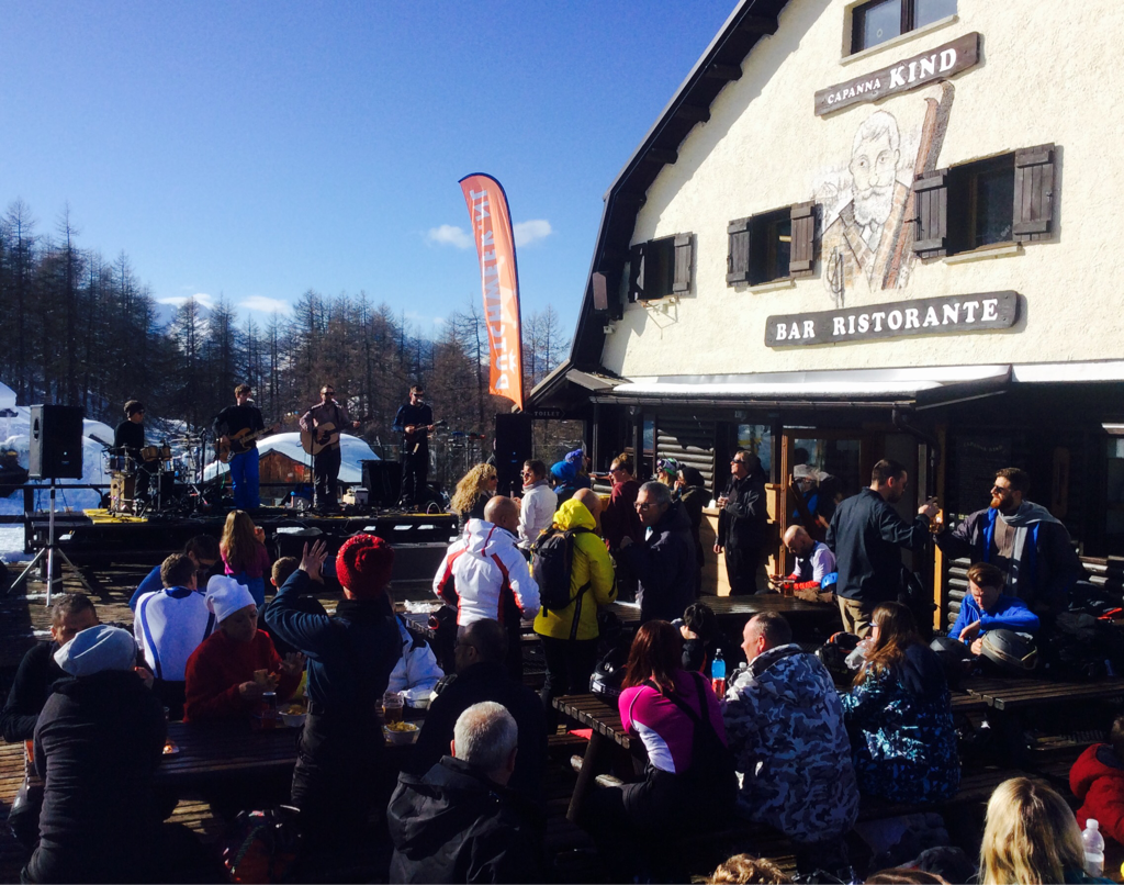 Sestriere_ski's tweet photo. Live music and lunch in the sun, sounds like a plan. Drop by the #CapannaKind in the Sportinia Bowl in Sauze D'Oulx, today from 2:00pm #Food https://t.co/bHDk5lsZbW