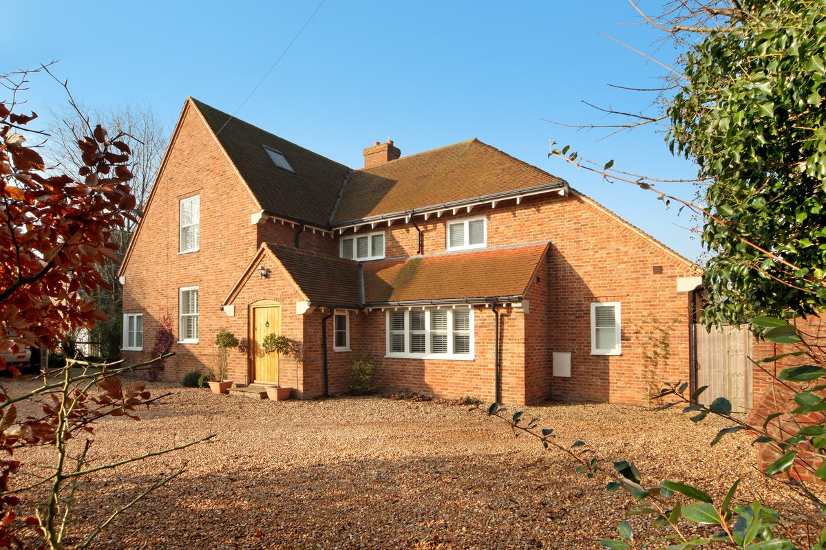 KFBasingstoke's tweet image. #WednesdayWisdom EXCHANGED Cornfield House in the superb village #UptonGrey. Buyers will enjoy @HoddingtonArms luxury pub as their new local