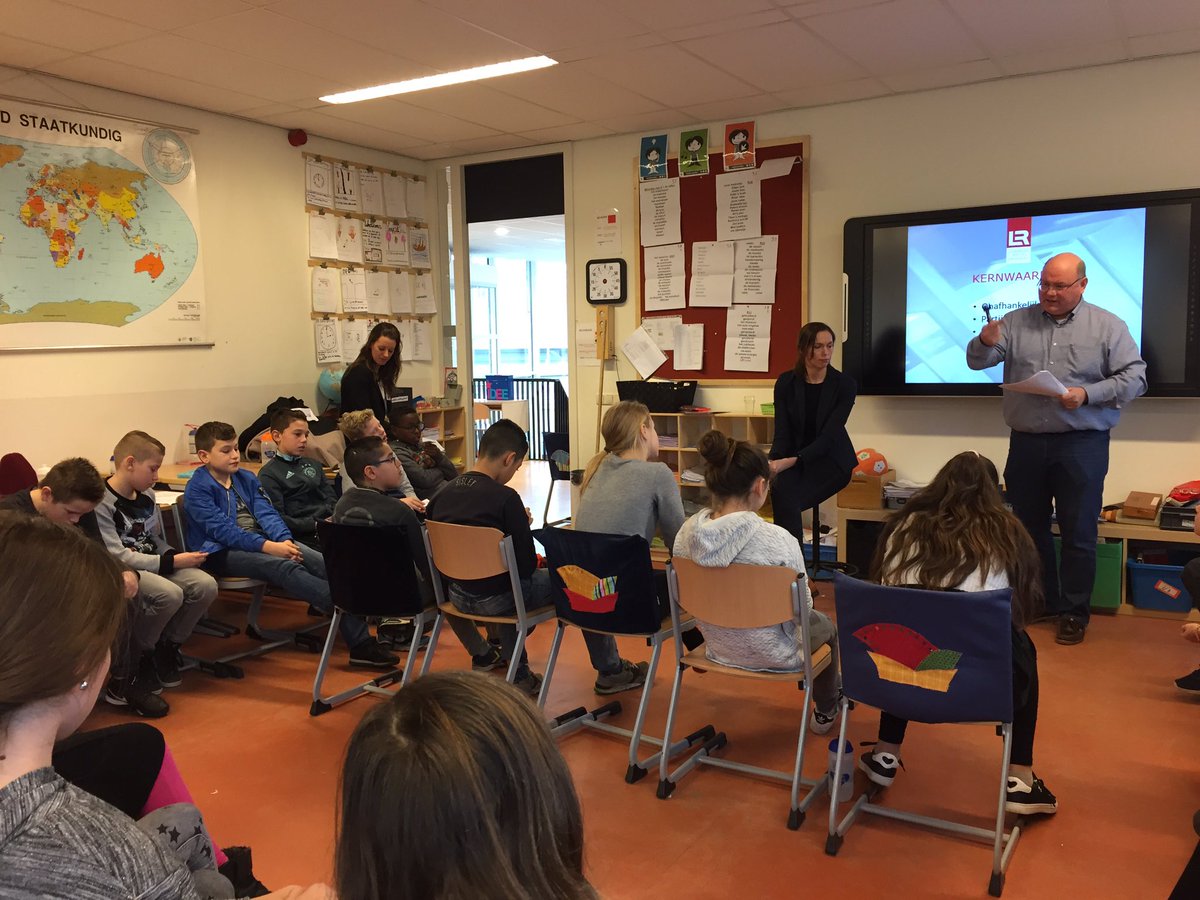 MarlousStout's tweet photo. Op bezoek bij #imcbasis op #depoolster in #Oss, aanvullende onderwijs door @Weekendschool. De advocaten krijgen heel veel vragen!!! https://t.co/td658ugj22