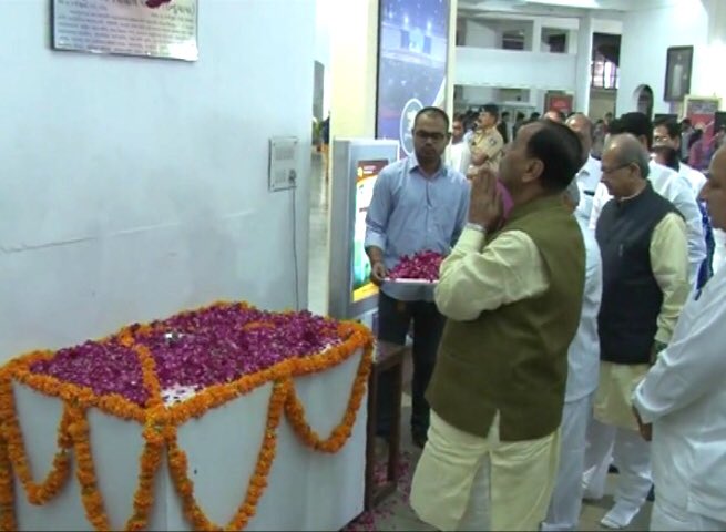 vijayrupanibjp's tweet photo. Paid floral tributes to Shri Indulal Yagnik- freedom fighter and prominent leader of #MahaGujarat movement on his birth anniversary. https://t.co/i58JGgXYuo