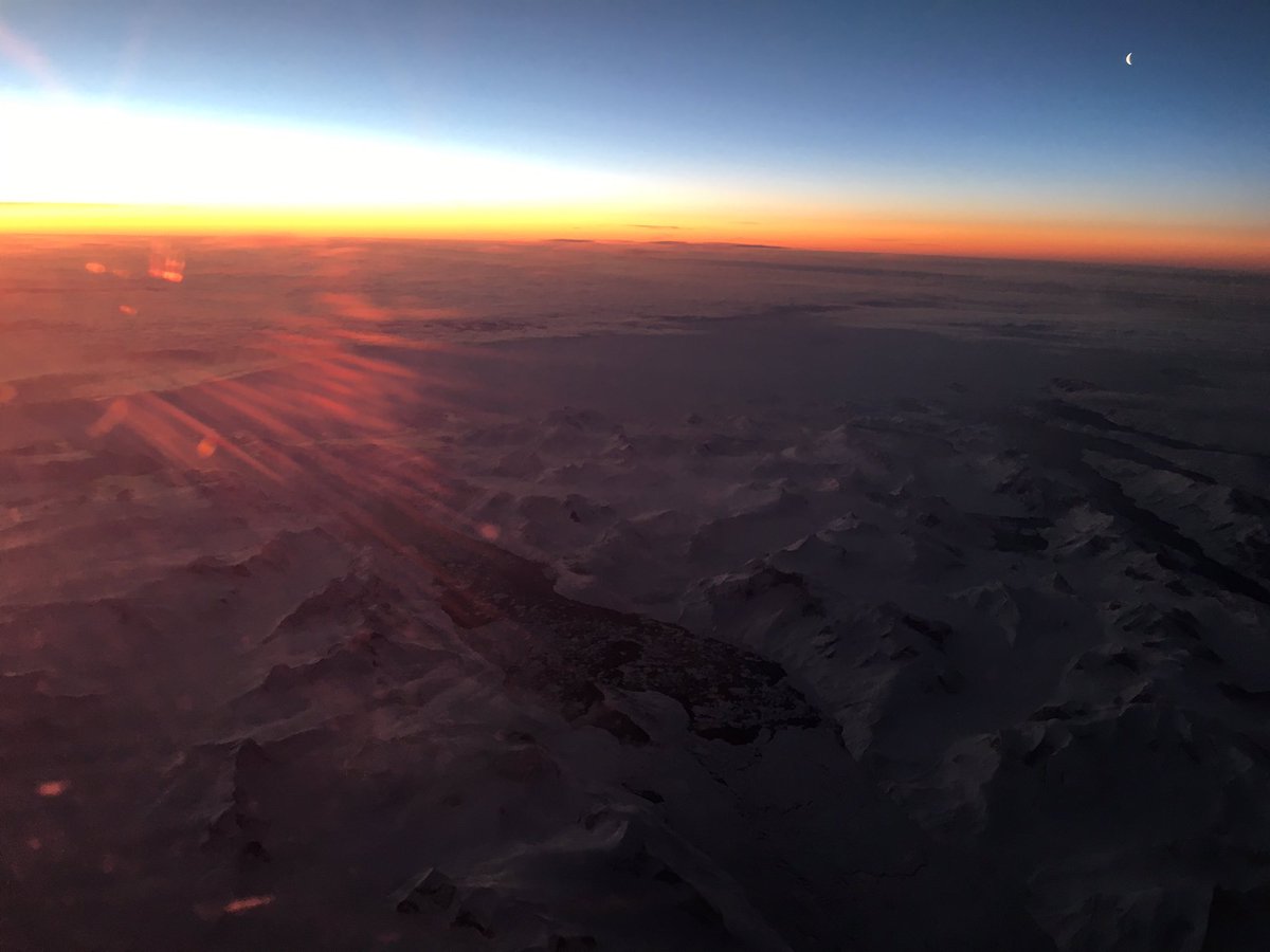 A_Xskier's tweet image. @jumbo747pilot I know you like the Greenland views... yesterday morning's vista #sunearthmoon in one shot. @British_Airways #Dreamliner