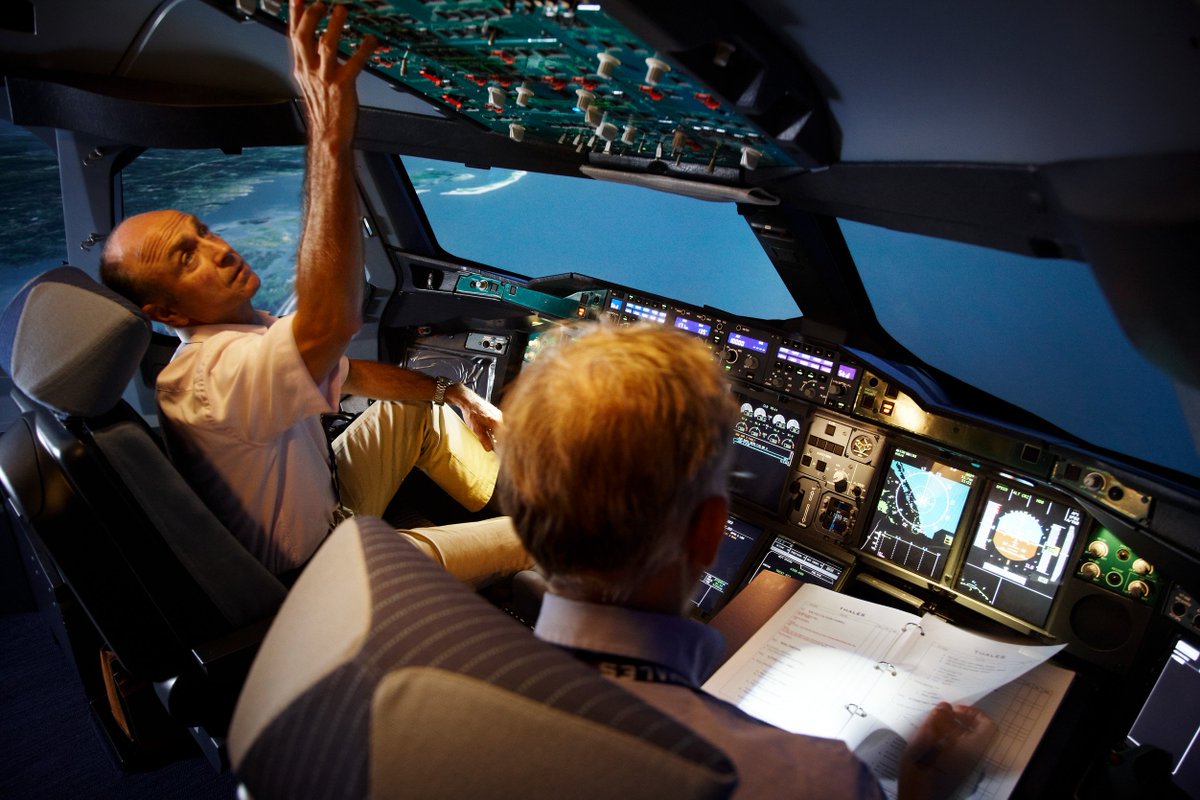 Lufthansa_BR's tweet image. Simulador ou um autêntico Airbus A380? Se você pensa que se trata de um simulador, dê RT, se você pensa que é um Airbus A380 dê um ♥.