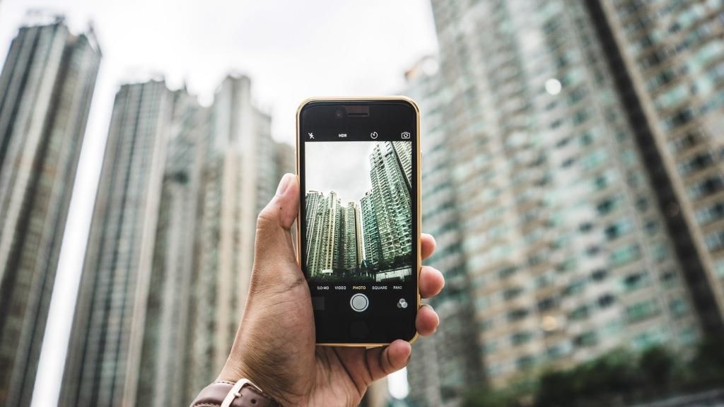 LC_Christophe's tweet photo. "La #SmartCity, est à l’image du smartphone : elle coûte aussi cher qu’elle rend dépendant." #GrandsVoisins
https://t.co/EKa8IeJFyM https://t.co/Vi26MhrsZg