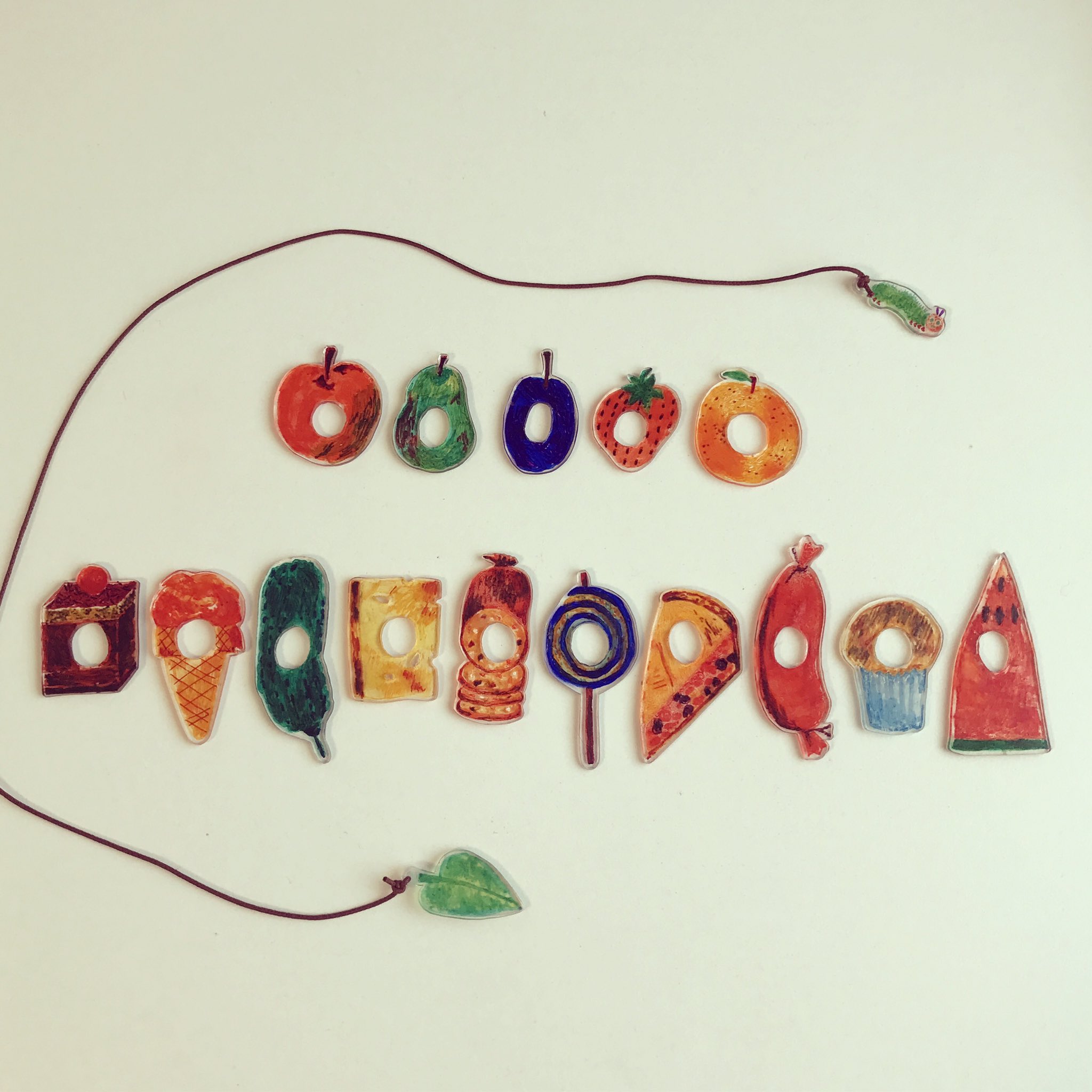 ひびらちゃん プラバンで はらぺこあおむしの紐通しおもちゃ プラバン プラ板 セリア 100均 ハンドメイド 手づくりおもちゃ 紐通し コピック 手描き はらぺこあおむし 絵本 T Co 0gwdvctxi3 Twitter