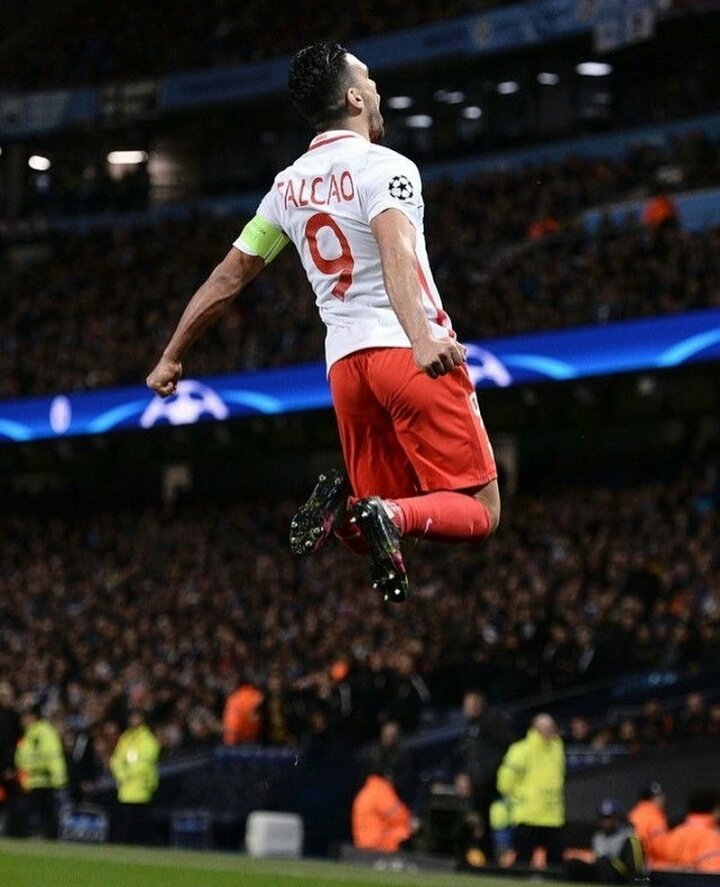 El tigre está de vuelta!! Me alegro mucho por él, porque de ser el mejor 9 del mundo pasó a ser don nadie