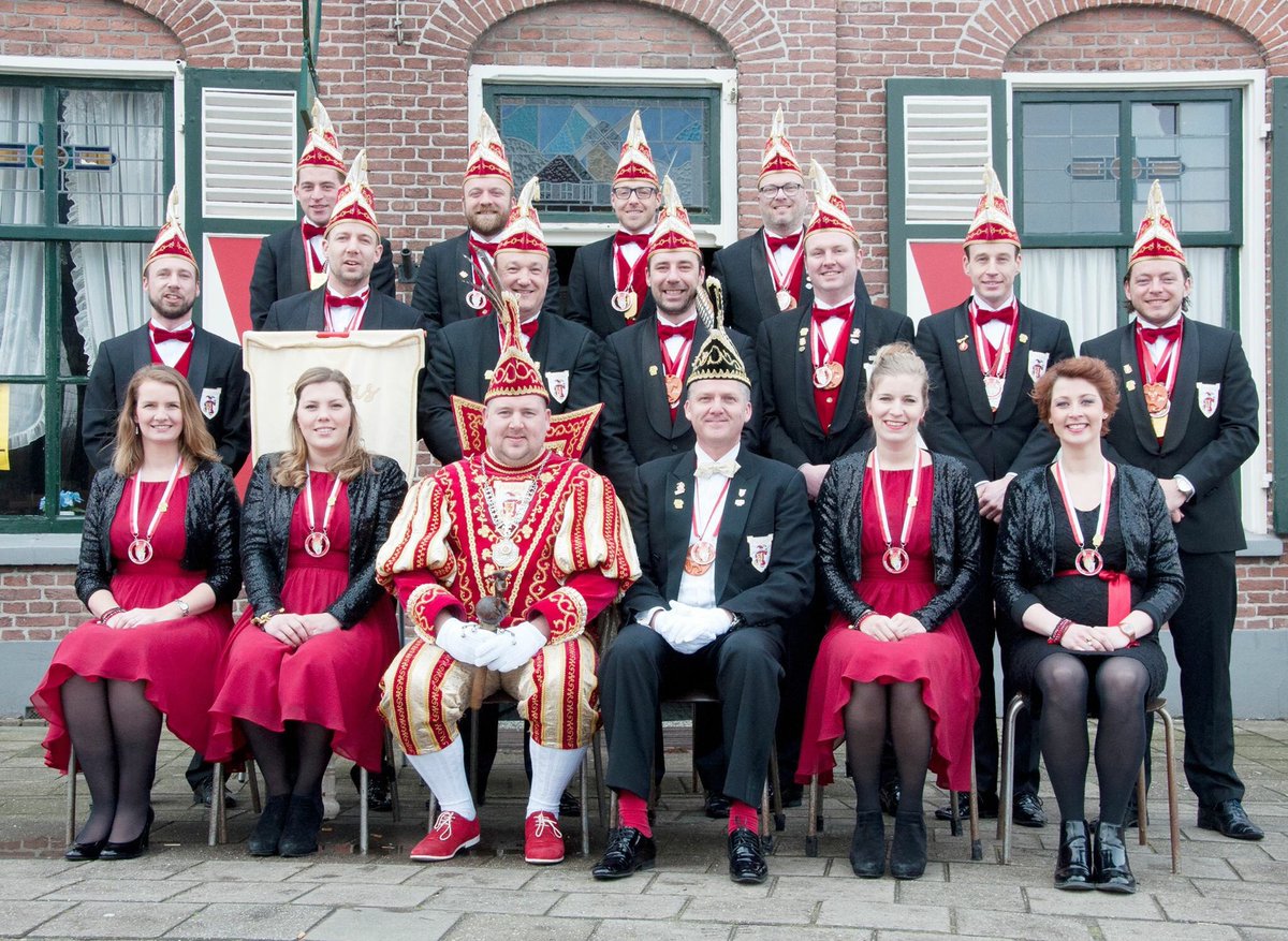 paljas's tweet photo. Ons team voor de finale op 25, 26, 27 en 28 februari. Carnaval 4 je bij Paljas! #boemelburcht #zevenaar https://t.co/dBZUnVDxTh https://t.co/K32je176ZO