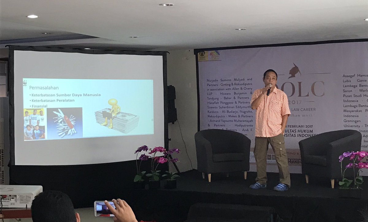 Saat ini sedang berlangsung presentasi instansi dari World Wildlife Fund di lobby FHUI