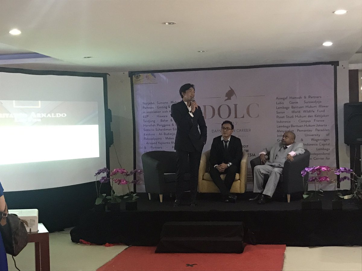 Saat ini sedang berlangsung presentasi instansi dari Ariyanto Arnaldo Law Firm di lobby FHUI