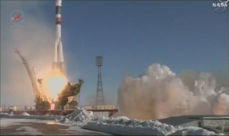ISSonLive's tweet photo. #Liftoff! #Progress66 launched on time at 12:58 a.m. ET from the snow-covered #Baikonur Cosmodre hauling 2.9 tons of cargo for the #ISS https://t.co/H4mZYuZ2Si