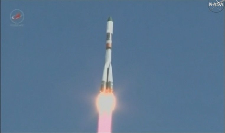 ISSonLive's tweet photo. #Liftoff! #Progress66 launched on time at 12:58 a.m. ET from the snow-covered #Baikonur Cosmodre hauling 2.9 tons of cargo for the #ISS https://t.co/H4mZYuZ2Si