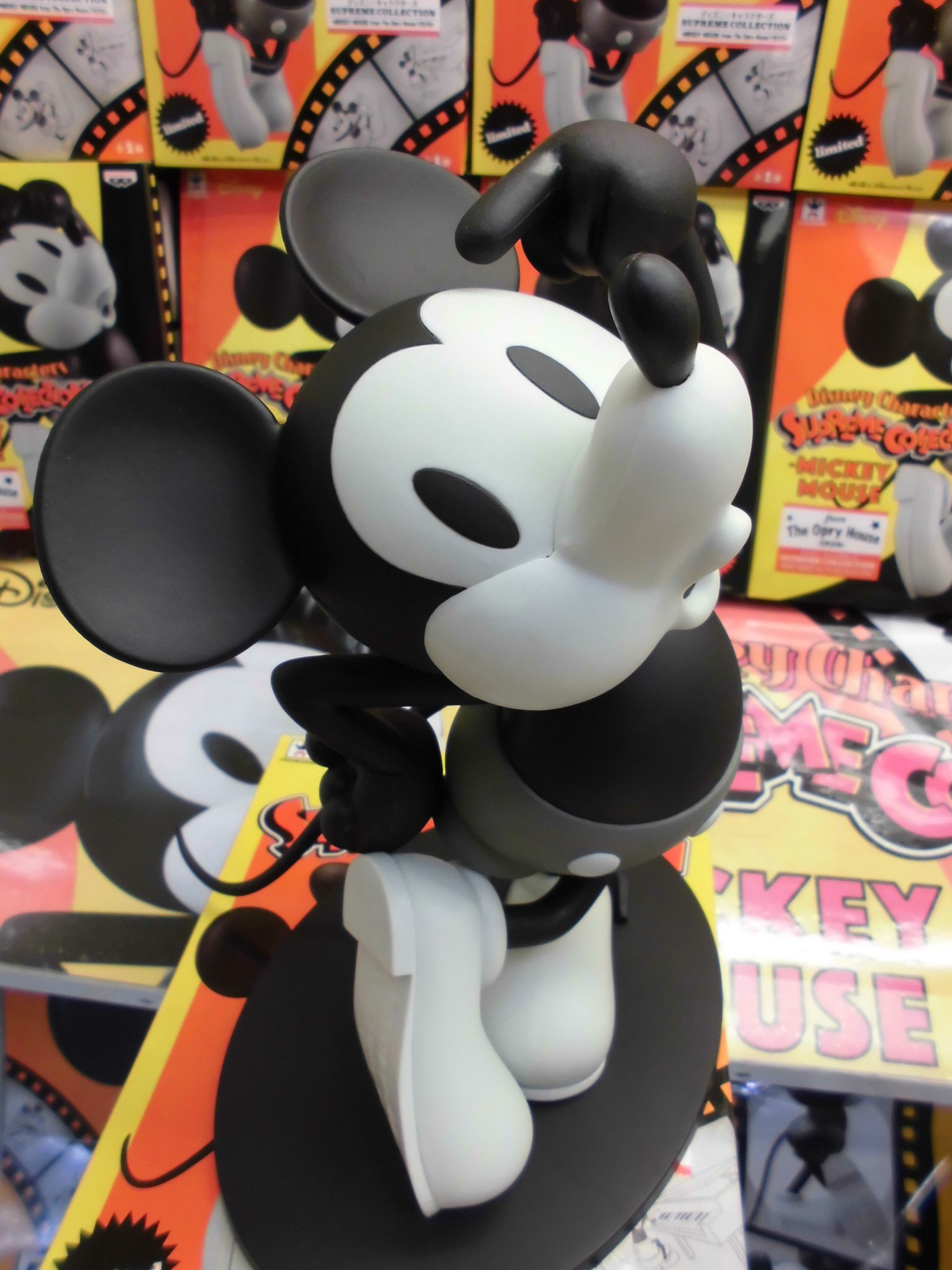 تويتر スーパーノバ 福島 على تويتر ディズニーキャラ Supreme Collection Mickey Mouse From The Opry House 1929 入荷してます モノクロ映画の ミッキーのオペラ見学 から そのままそっくり出てきたようなフィギュアです 靴の裏には刻印まであります