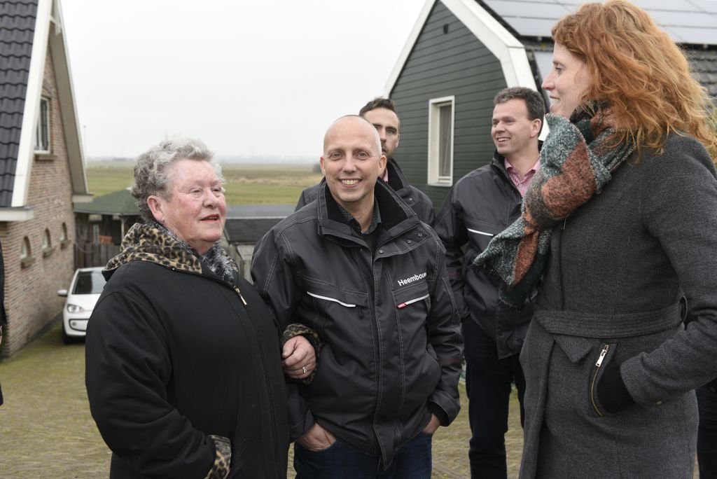 Feestelijke start onderhouds- en renovatiewerkzaamheden 27 huurwoningen #Zaandam #corporatie <a href="/Parteon/">Parteon</a> bit.ly/2lpr3VL