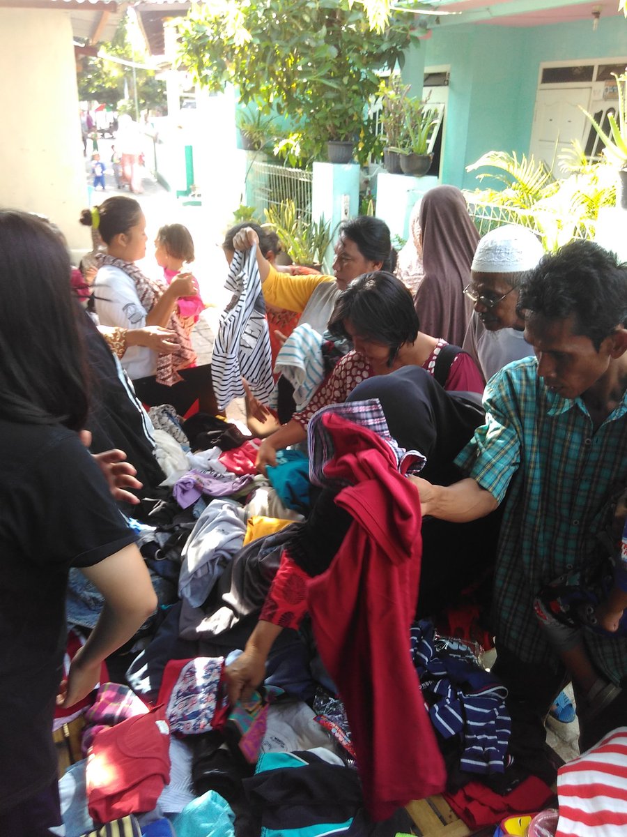 Selling clothes today at Pulau Panggang, Kep. Seribu 👖👗👟👒😄