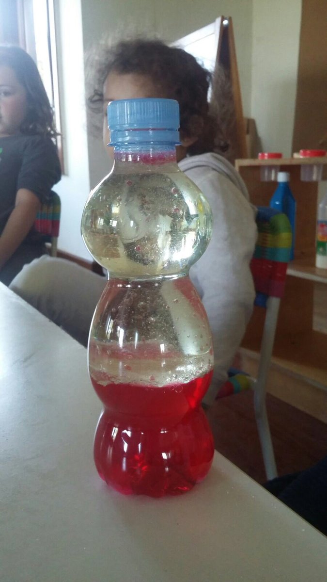 colegioandolina's tweet photo. Esta semana, en el #taller de #experimentos...¡hemos hecho una #lámpara de #lava! Gracias Sonia! 😄 https://t.co/dT7sjhRHxt