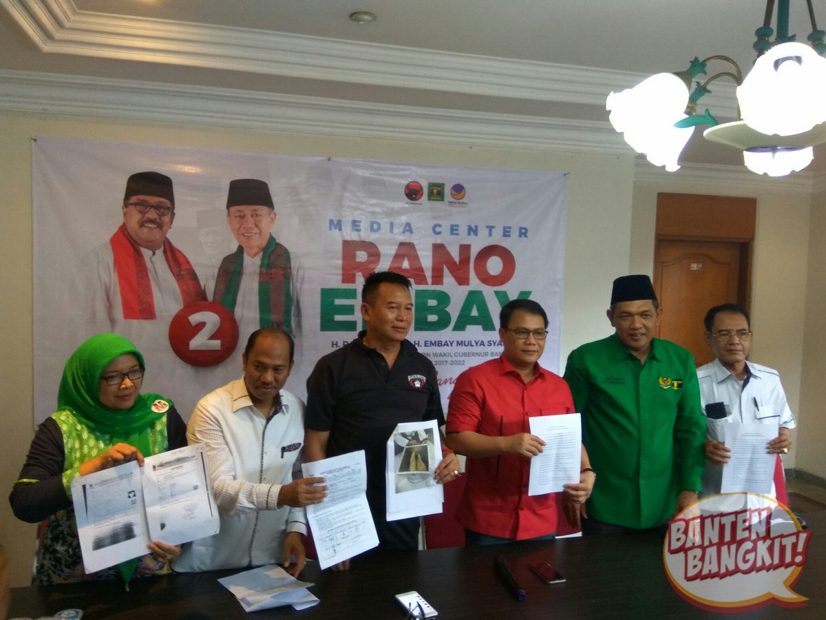 RanoEmbay's tweet photo. Tim hukum paslon #RanoEmbay menunjukan bukti-bukti pelanggaran pilgub Banten kepada awak media diakhir sesi konfrensi pers. #BantenBangkit https://t.co/o6vckOiM5O