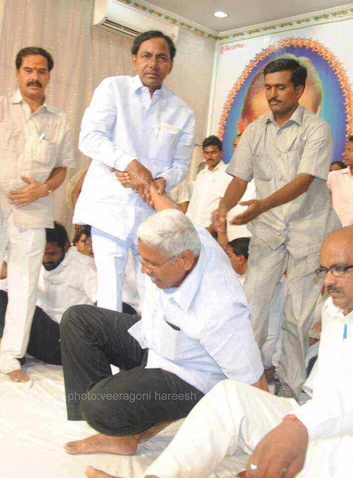 hellotimesv's tweet photo. Old pic of #KCR helping kodandaram to stand is circulating as part of todays arrest. https://t.co/K3ZPhvteR8