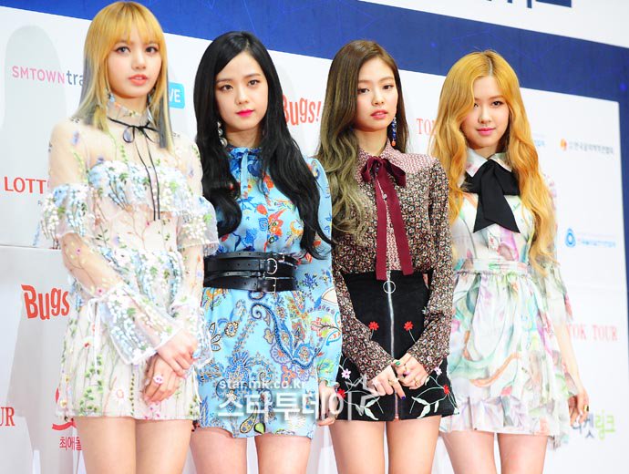 mapofcarolyn's tweet photo. [PRESS] 170222 #BLACKPINK - The 6th Gaon Chart Music Awards Red Carpet 
More @ https://t.co/mPvGJOZHiJ https://t.co/jmTAxpObDU
