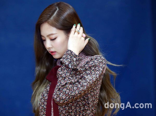 MYJENNIE_TH's tweet photo. [PRESS] 170222 #BLACKPINK 's #JENNIE at 6th GAONCHART AWARDS 2016 Red Carpet https://t.co/g2oMHHqKY7