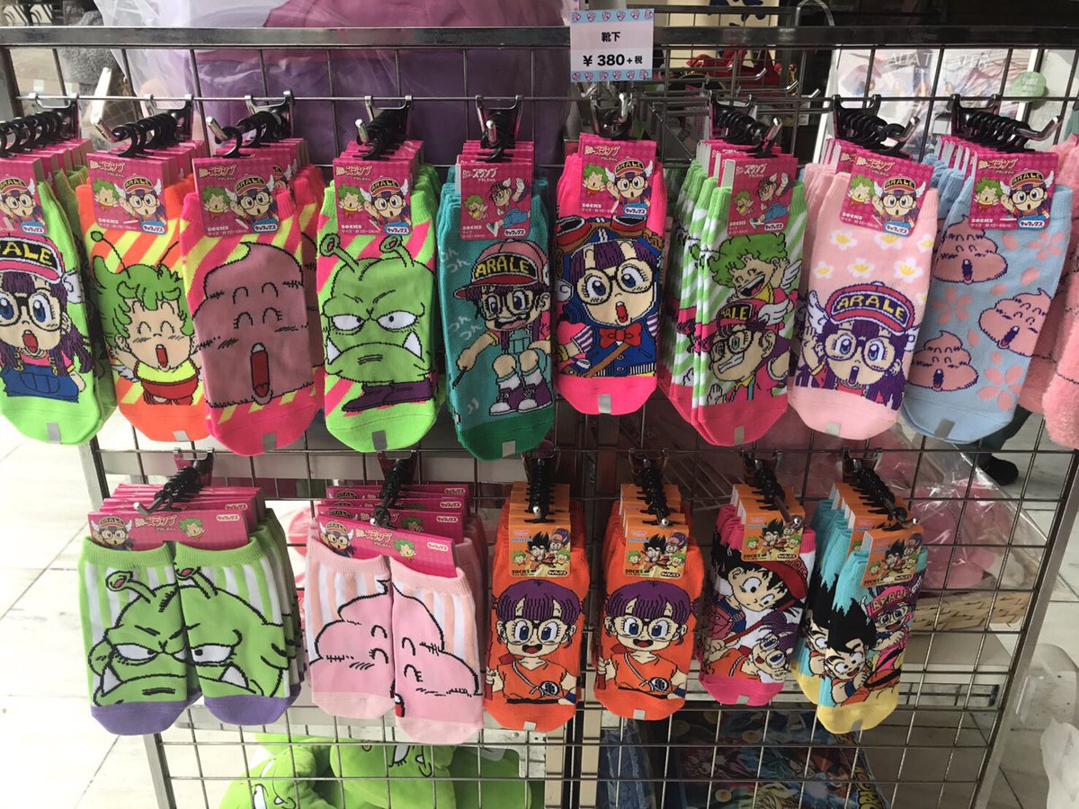 期間限定アラレちゃんshop Sur Twitter 商品情報だよ アラレちゃん柄の可愛い靴下 両足を合わせると1つの絵になるビッグフェイスがオススメ 各 380 税 アラレちゃん キャラックス 靴下
