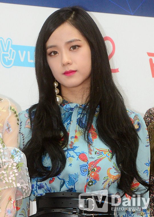mapofcarolyn's tweet photo. [PRESS] 170222 #BLACKPINK #JISOO #JENNIE #ROSÉ #LISA - The 6th Gaon Chart Music Awards Red Carpet 
More @ https://t.co/mPvGJOZHiJ https://t.co/6qCniEmonJ