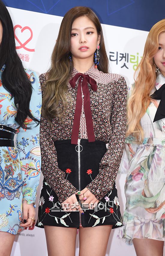 mapofcarolyn's tweet photo. [PRESS] 170222 #BLACKPINK #JISOO #JENNIE #ROSÉ #LISA - The 6th Gaon Chart Music Awards Red Carpet 
More @ https://t.co/mPvGJOZHiJ https://t.co/6qCniEmonJ