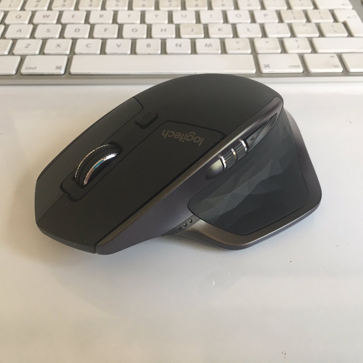 pixelprojects's tweet photo. This #Logitech mxmaster mouse I got today is so good it's worth a tweet. It's switch let's me run my iMac and my PC and my MacBook https://t.co/Rnm51kAyVw