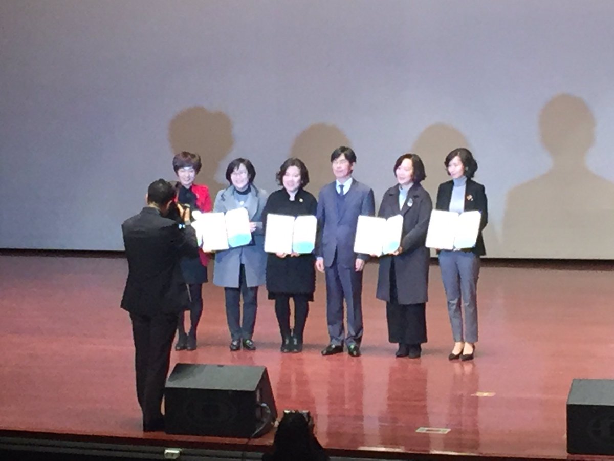 2017년 더불어 함께하는 성남형보육 우수보육프로그램시상식이 2월 22일(수) 성남시청 온누리실에서 열렸습니다. 성남형교육위원 위촉, 2016년 성남형 보육 현판 수여, 우수보육프로그램 시상, 감사패 수여로 진행되었습니다.