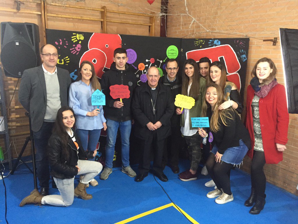 julioveragarcia's tweet photo. Don Santiago Gómez Sierra de la @Archisevilla1 en su visita en @salesianotriana viendo la @expofp2017 #Expofp https://t.co/5mTwOgQiHU
