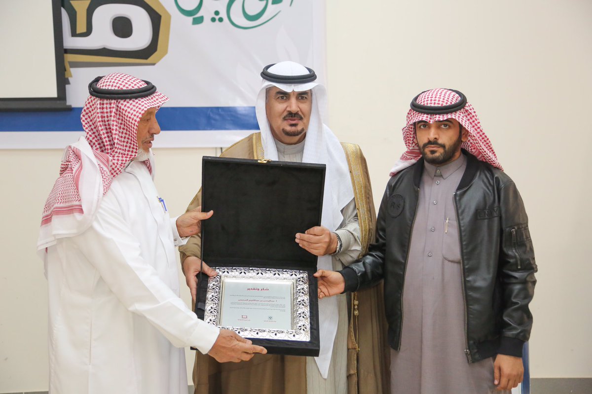 fullframe_group's tweet photo. وفي الختام تم تكريم محافظ البدائع من قبل لجنة التنمية الاهليه ومجموعة فل فريم بدرع تذكاري ، ثم قام بجولة على المعرض واخذ صورة مع المشاركين https://t.co/Kvi7f44BAJ