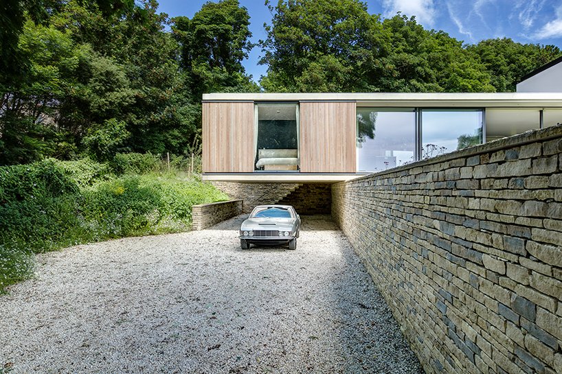 ström architects cantilevers modern-day bungalow in england from a stone wall designboom.com/architecture/s…
