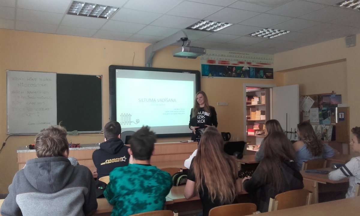 Šobrīd @MarupesVSK fizikas stundu vada lieliskā <a href="/JFSkola/">Jauno Fiziķu skola</a> vadītāja @virgiinija.