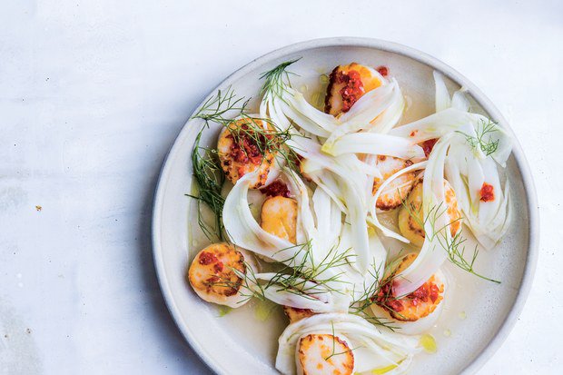 Scallops are easy to overcook. Here's how to preserve that near-raw texture: trib.al/irTBuD2