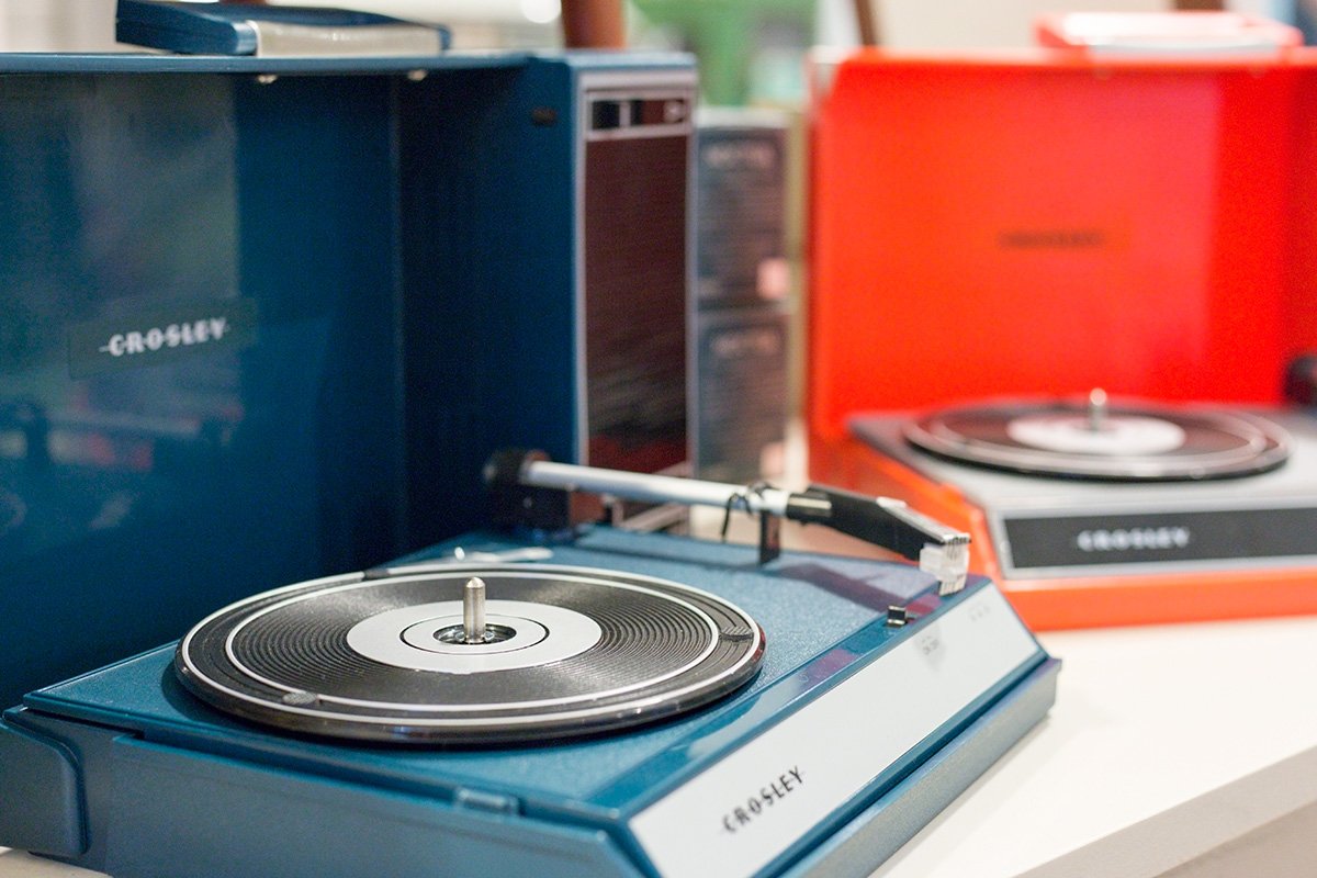 MokoMarket's tweet photo. @CrosleyRadio makes funky turntables: https://t.co/FcX3X7NwFn Available in our web shop: https://t.co/yahlcRf8jY https://t.co/ZDt1xS6yOQ