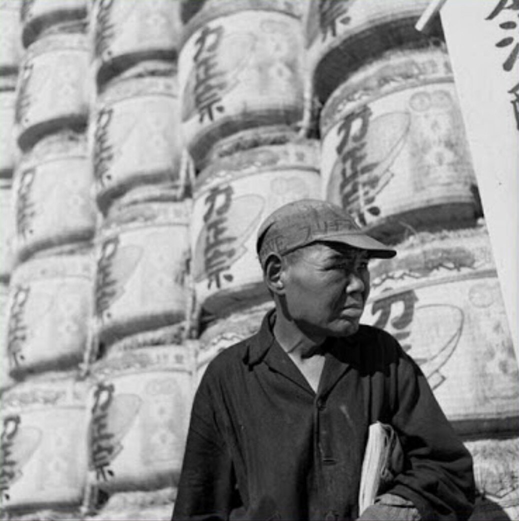 力正宗の酒樽と男 (昭和二十六年Werner Bischof撮影) かつて伊豆にあっ