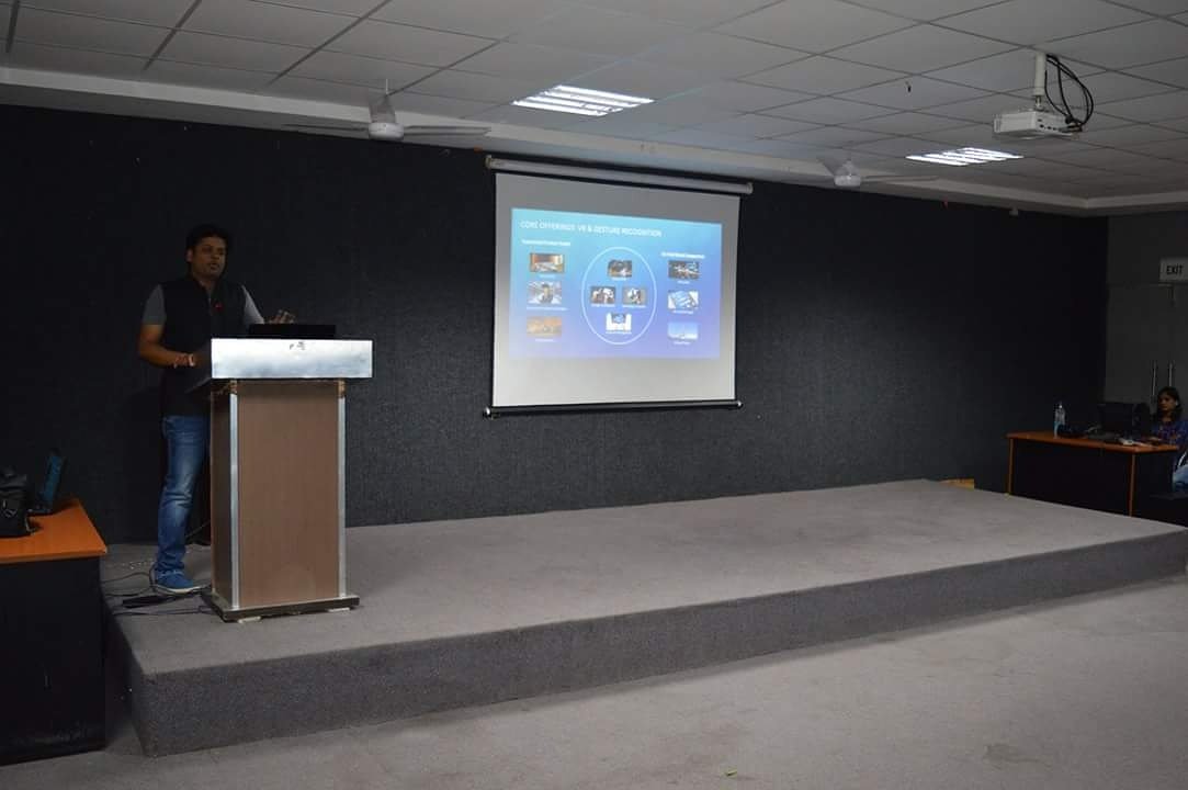 vrarmrofficial's tweet photo. Thanks GreyKernel for telling the students about Virtual Reality.
#icebreakingsession #VR #AR #MR #VRARMR #VirtualReality #AugmentedReality https://t.co/lRAYLopVWD