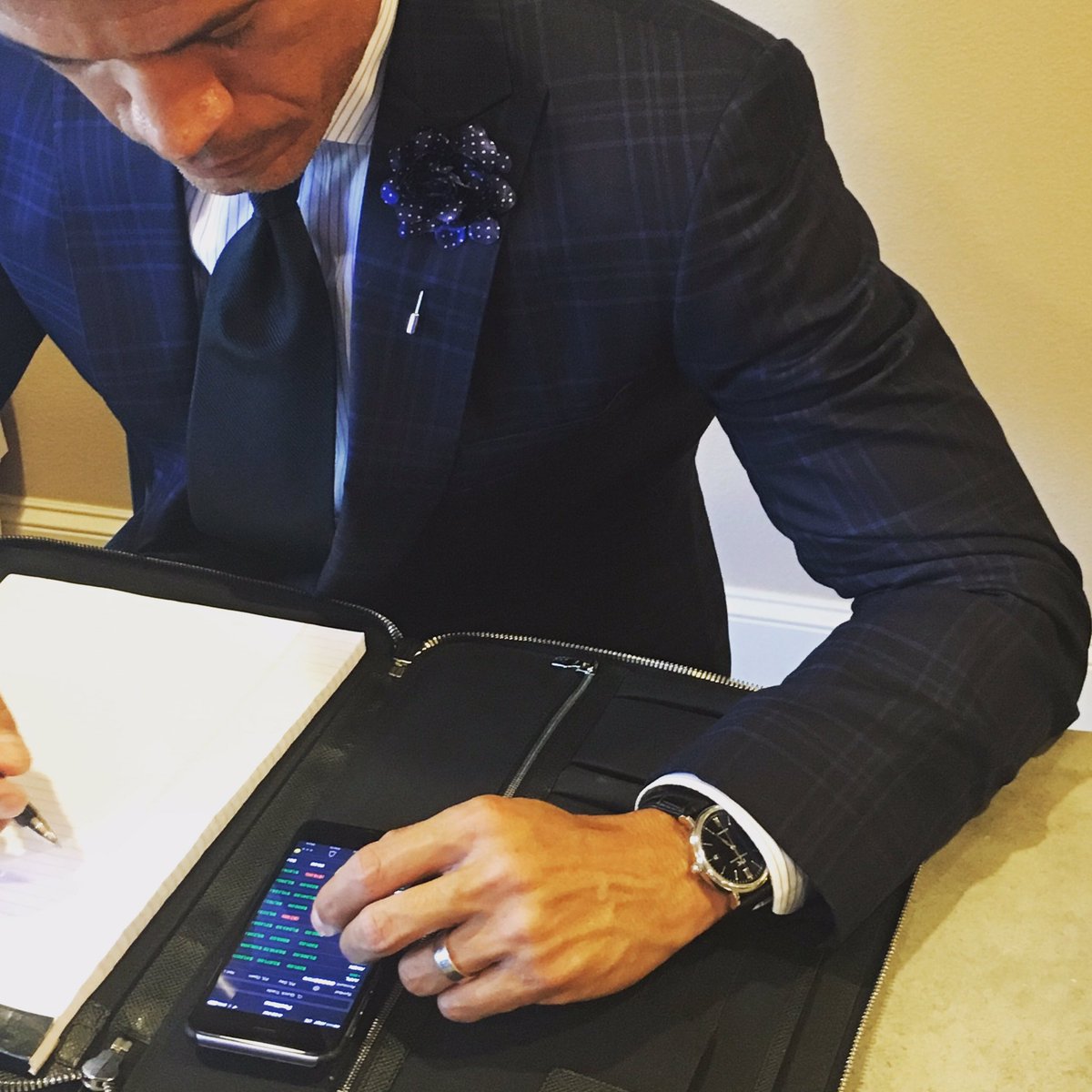 TheAccessorized's tweet image. Perfect pattern mix. Shop here goo.gl/5UdUhL. #theAccessorizedMan #menswear #lapelflower #mensfashion #menstyle #dapper #inspire