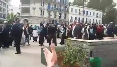 Amazigh_Tweet's tweet photo. VIDÉO. Le sit-in des étudiants de pharmacie dispersé par les forces de l’ordre https://t.co/uW2hL0wrRP https://t.co/HeX5LCFBuH
