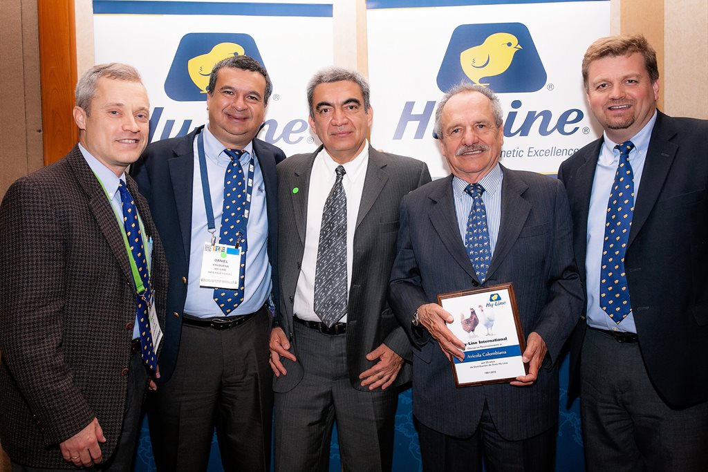 AvicolSA's tweet photo. Hyline condecora a @AvicolSA por cumplir 25 años de estar representando su linea de pollitas, mas información en https://t.co/qJC7HDahyw https://t.co/GFLCmprRdf