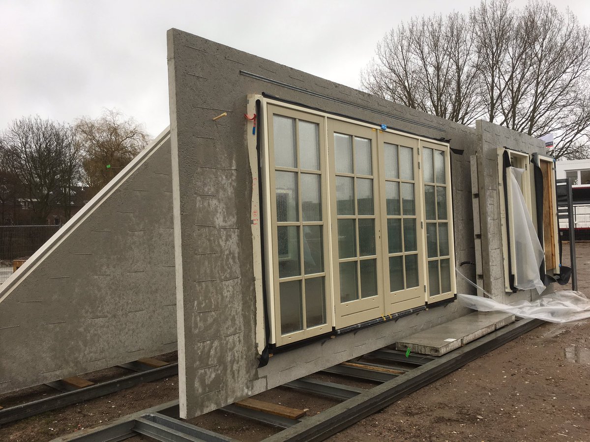 Cascowanden staan gereed om geplaatst te worden, de volgende 2-kapper is in wording !