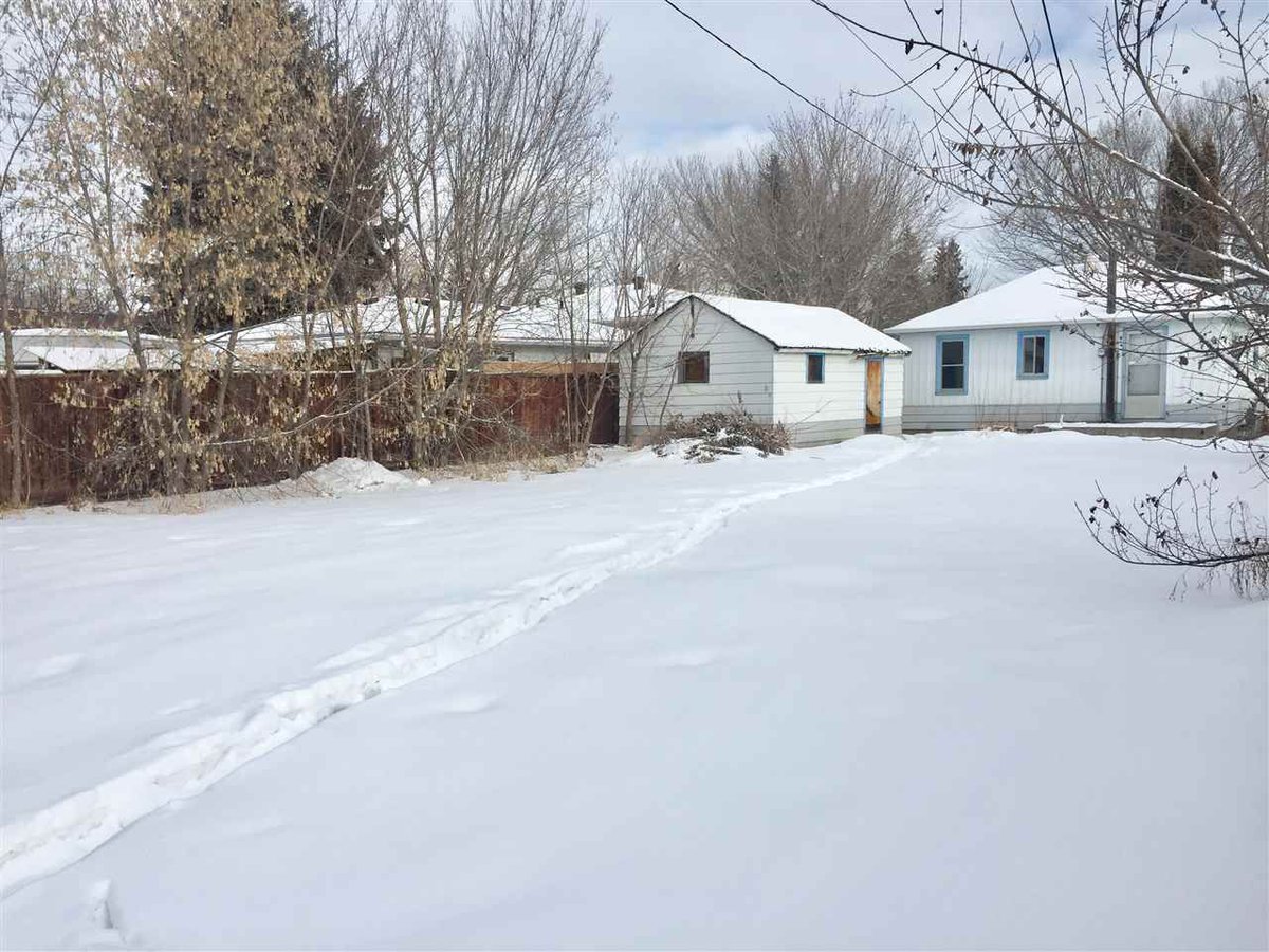 AbeRobHomesYeg's tweet photo. Lot value property with fence. Located across from Sherwood school. #yegre #lotvalue 

https://t.co/clrbxv8zV6 https://t.co/FlUrI8pWiZ