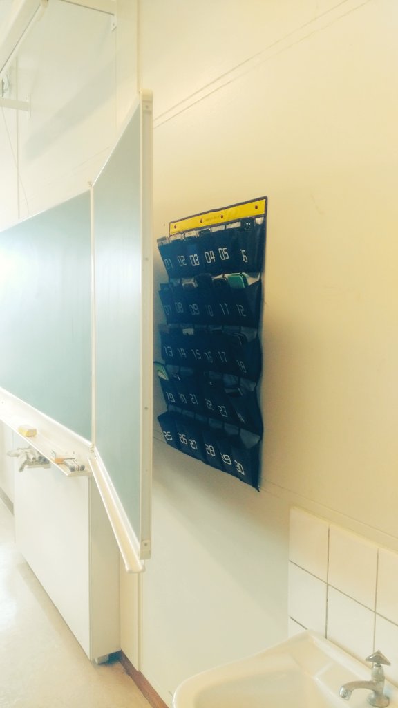 Vandaag gezien in lokaal op #DeLageWaard: de #telefoontas. Inleveren, bord ervoor en alleen gebruik op initiatief van docent. Rustgevend!