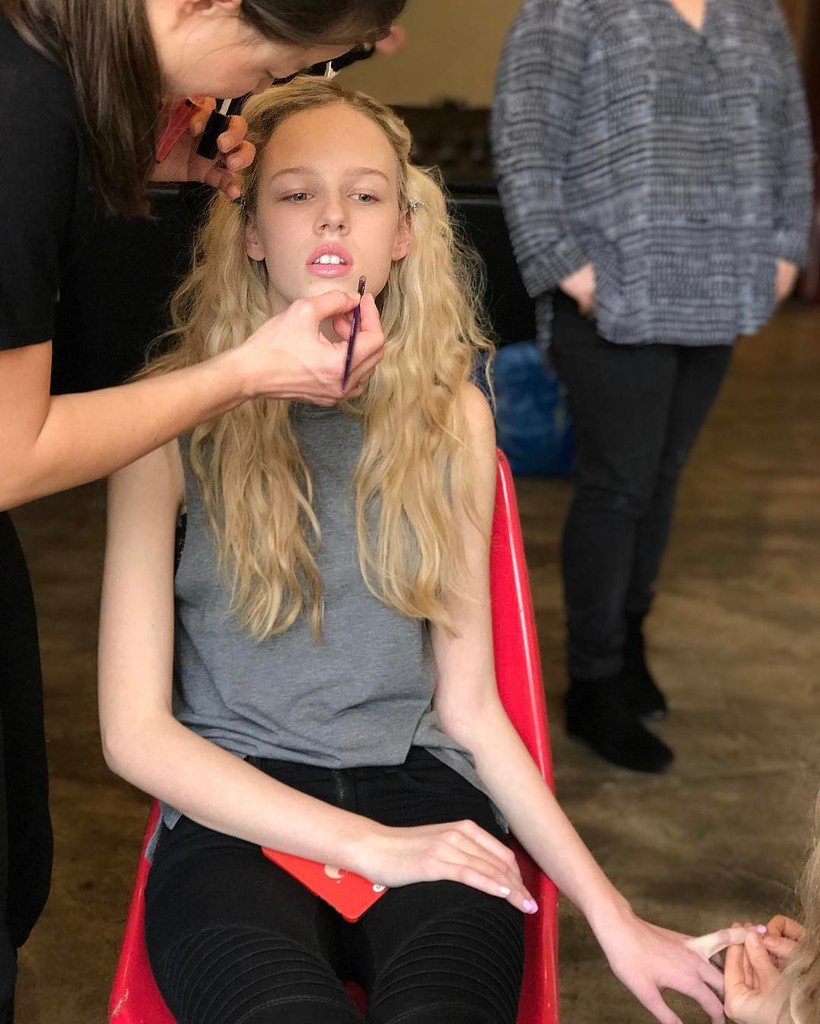 Talentovana a uspesna modelka @anet_mestanova v rukou odborniku. #ontheset #newissue <a href="/kate/">Kate</a>… ift.tt/2l8lHgB