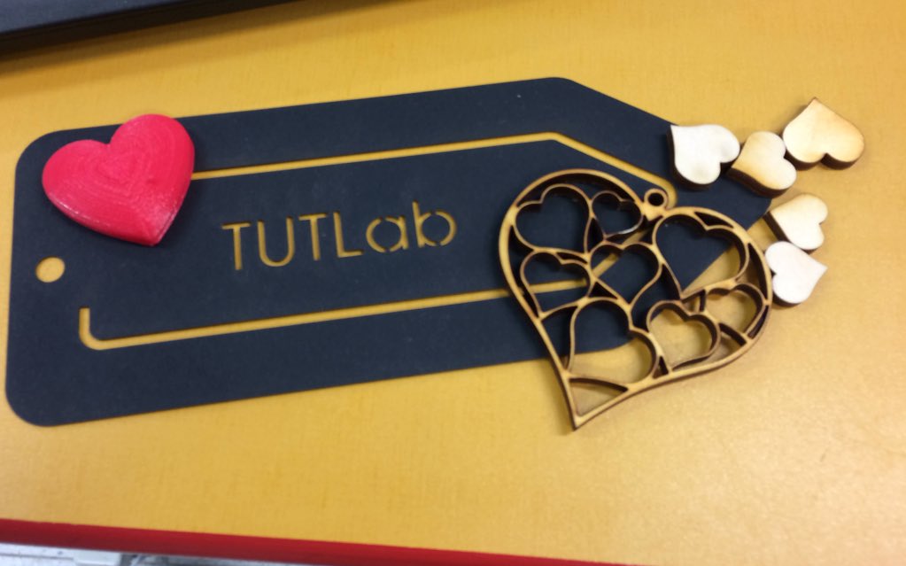 tuulikurkipaa's tweet image. Lahjaksi sain kirjanmerkin, sydämiä ja ylijäämäpaloja ❤️ @TampereUniTech #tutlab