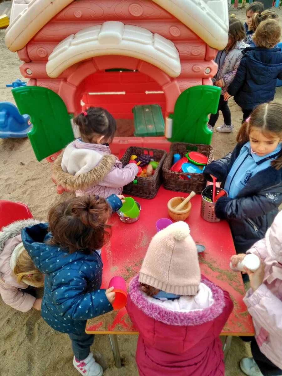 ColegioAmoros's tweet photo. La arena,un rico material con mil posibilidades de juego #simbólico #travases #materialnoestructurado #materialcontinuo #InfAmorós https://t.co/WoD0YfcmPP
