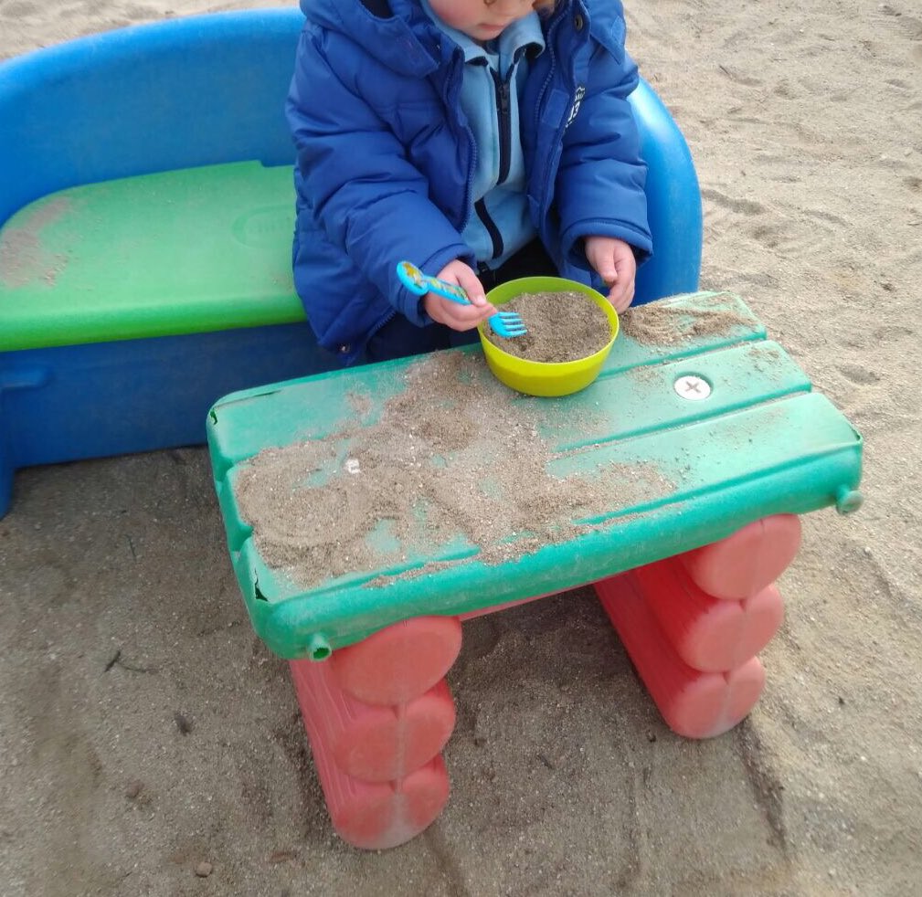 ColegioAmoros's tweet photo. La arena,un rico material con mil posibilidades de juego #simbólico #travases #materialnoestructurado #materialcontinuo #InfAmorós https://t.co/WoD0YfcmPP