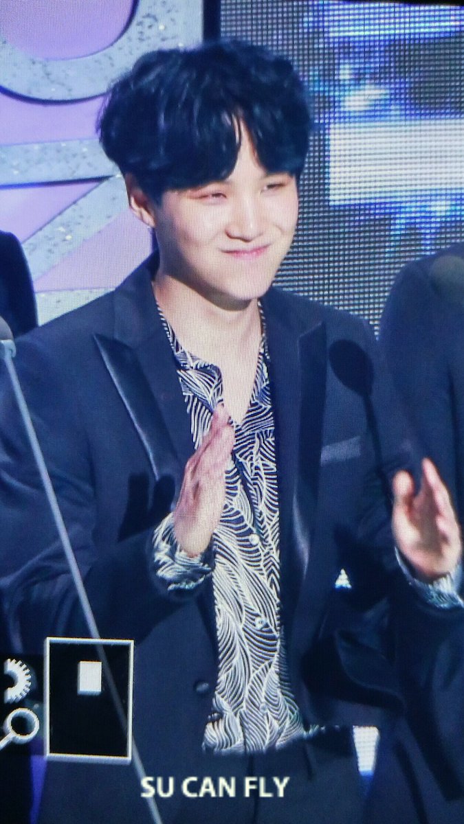 suga930309com's tweet photo. 170222 가온 #슈가 #SUGA @BTS_twt 
축하해윤기야~👍👏👏👏 https://t.co/fI5KEnNEDV